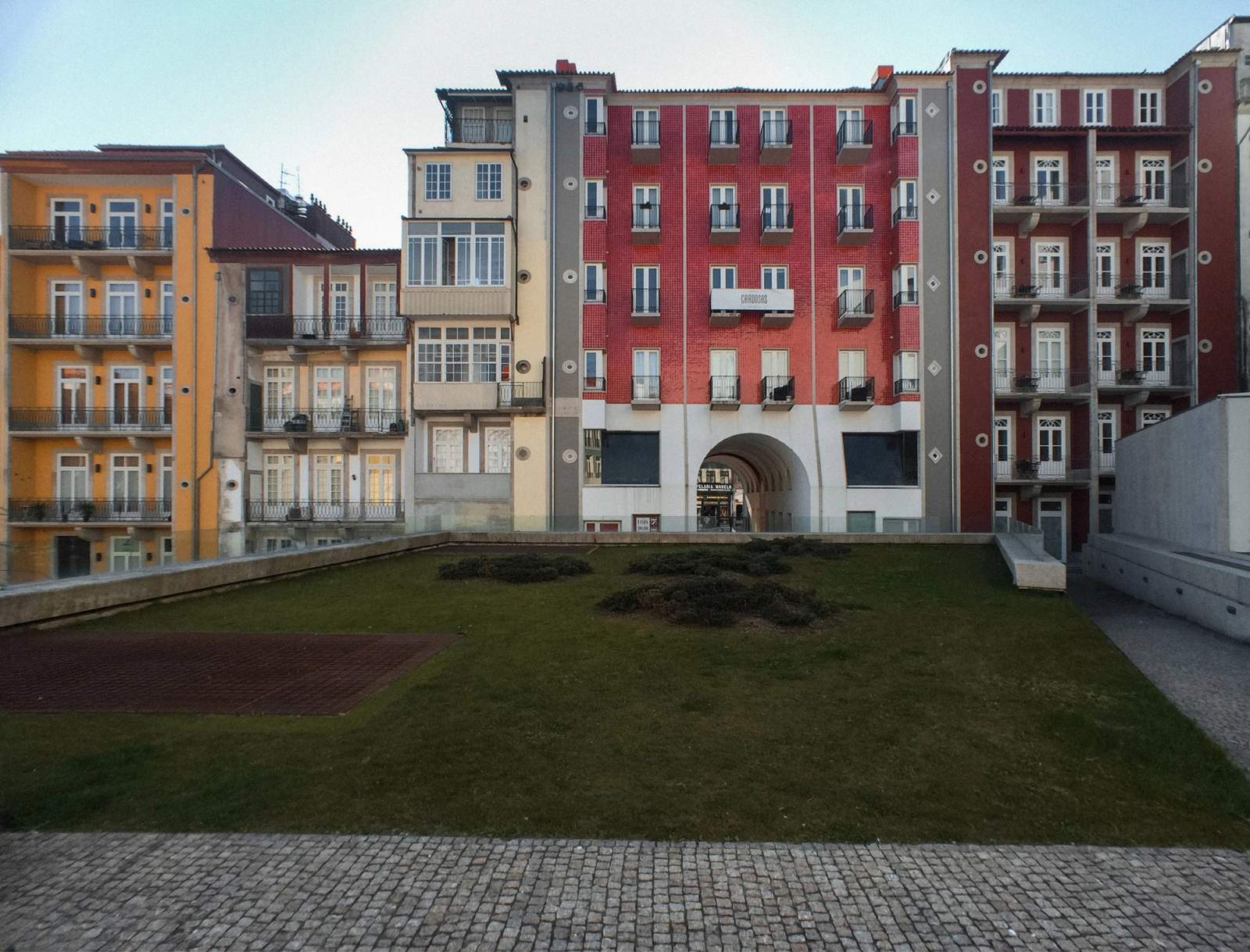 Quarteirão das Cardosas — o jardim no coração do quarteirão e as frentes recuperadas.