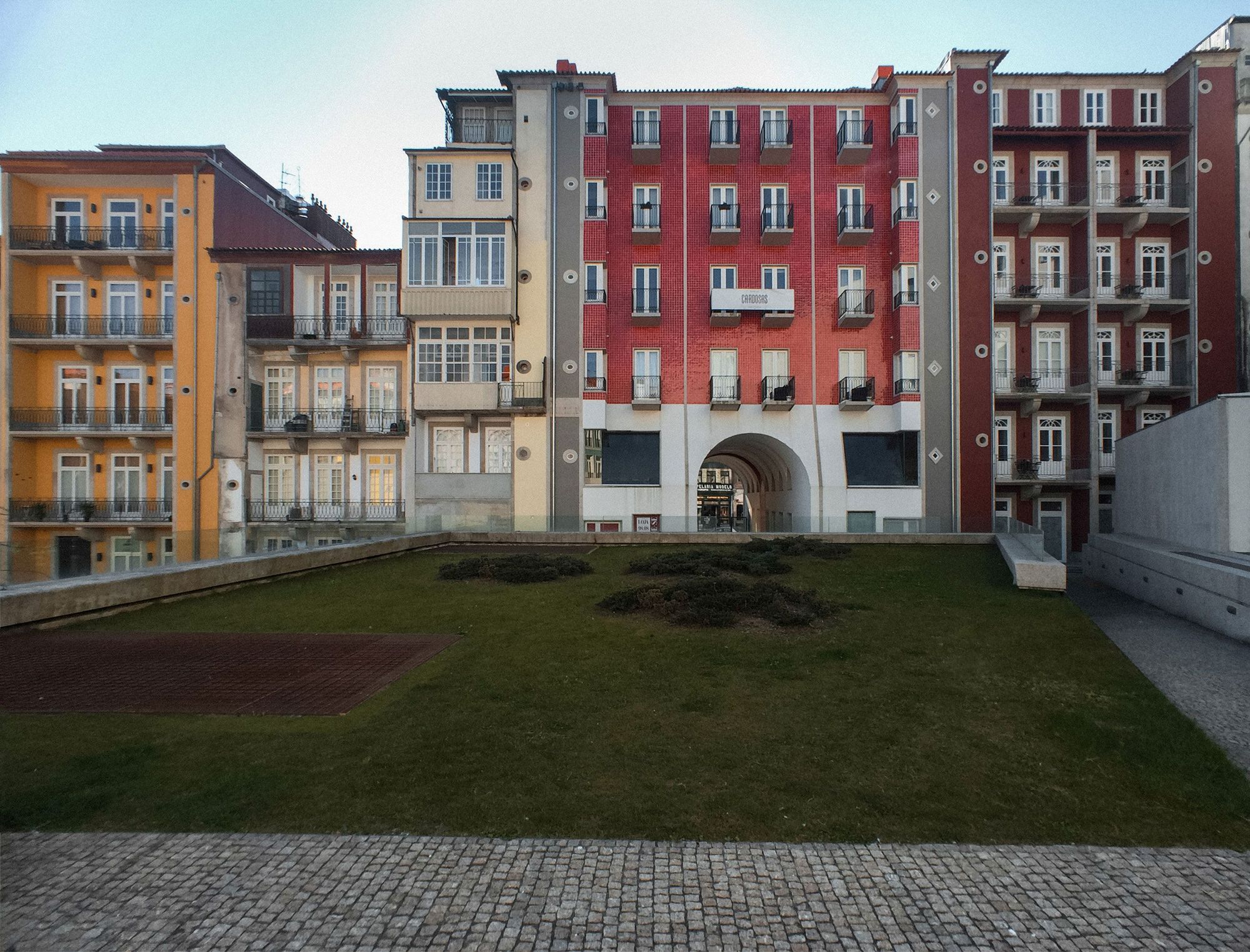 Quarteirão das Cardosas — o jardim no coração do quarteirão e as frentes recuperadas.