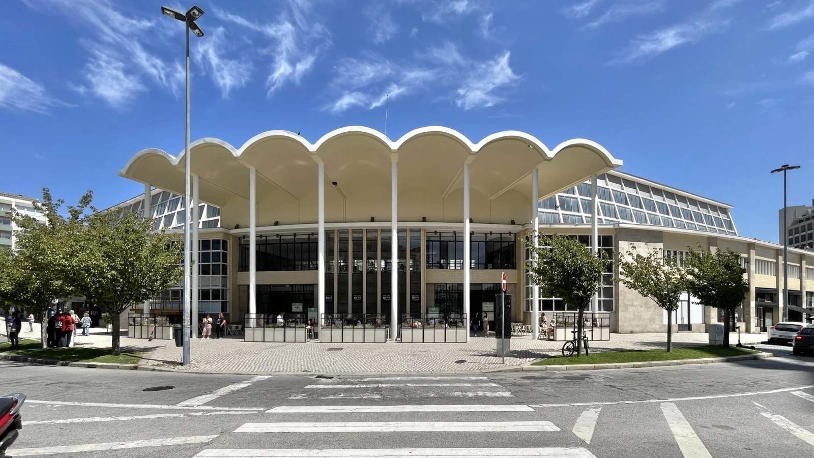 Mercado do Bom Sucesso — a cobertura ondulada da entrada (1952), recuperada, vista do exterior.