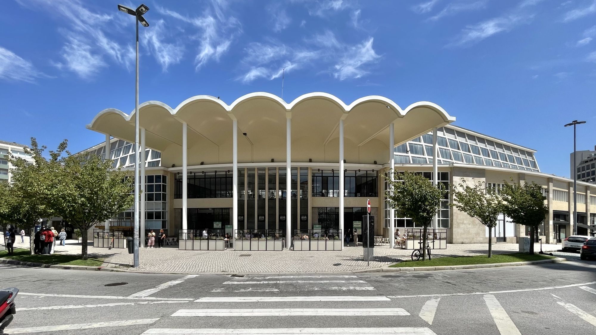 Mercado do Bom Sucesso — a cobertura ondulada da entrada (1952), recuperada, vista do exterior.