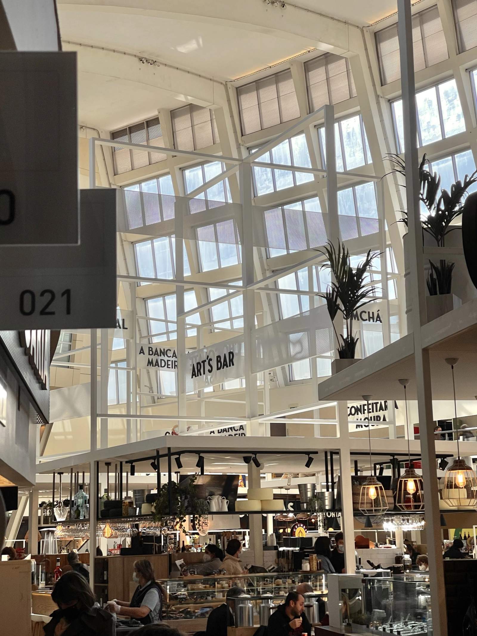 Mercado do Bom Sucesso — a nave vista de dentro, com as estruturas leves das novas bancas de restauração.