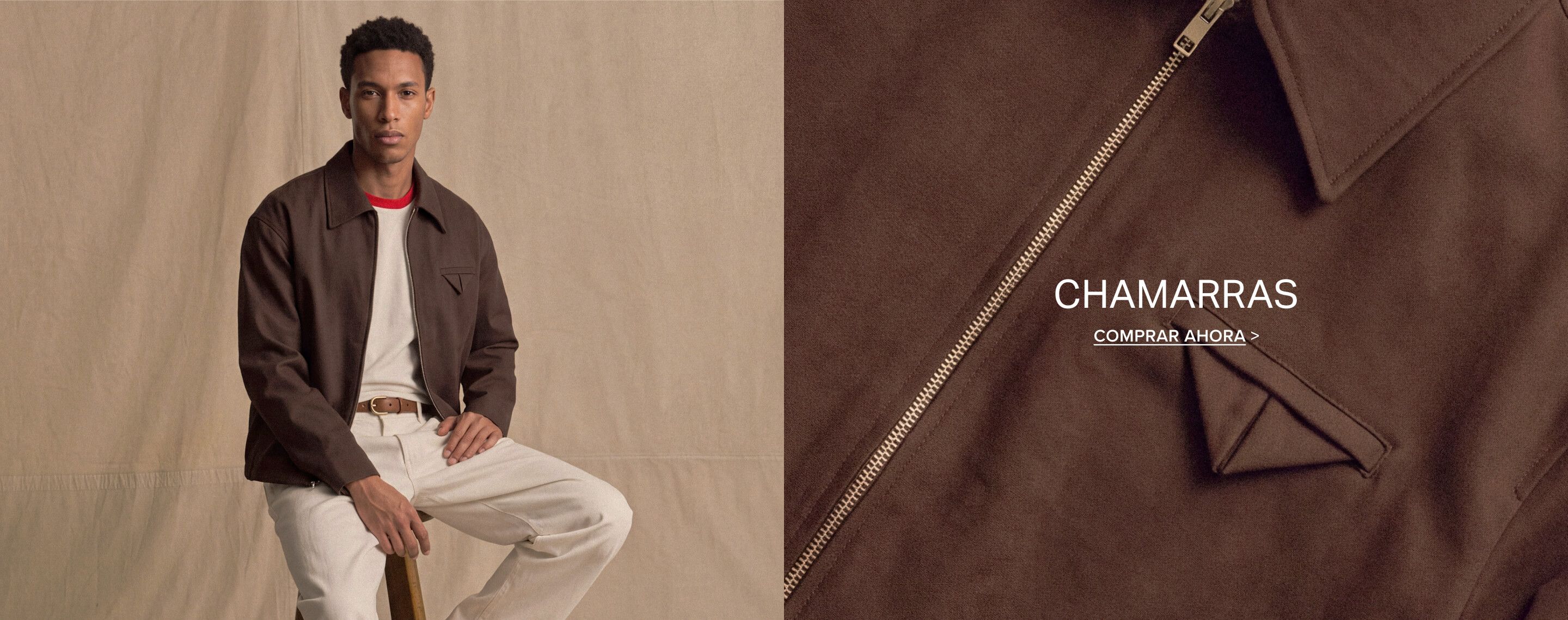 Hombre con chaqueta marrón y pantalón crema posa ante un fondo beige en un banner para comprar la colección de ropa de abrigo masculina.