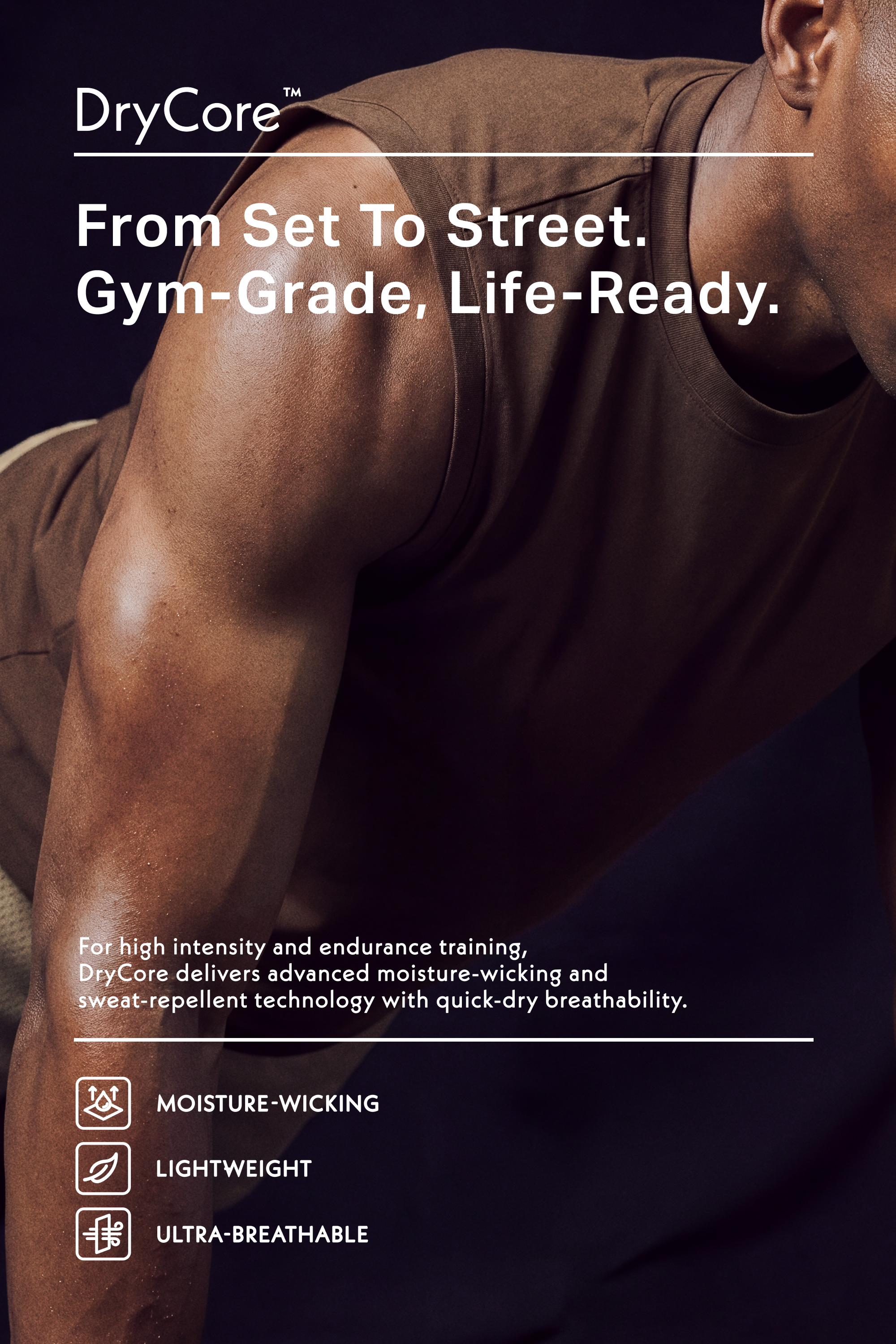 Atleta sudoroso con camiseta sin mangas marrón DryCore que absorbe la humedad haciendo plancha, promoviendo ropa deportiva transpirable.