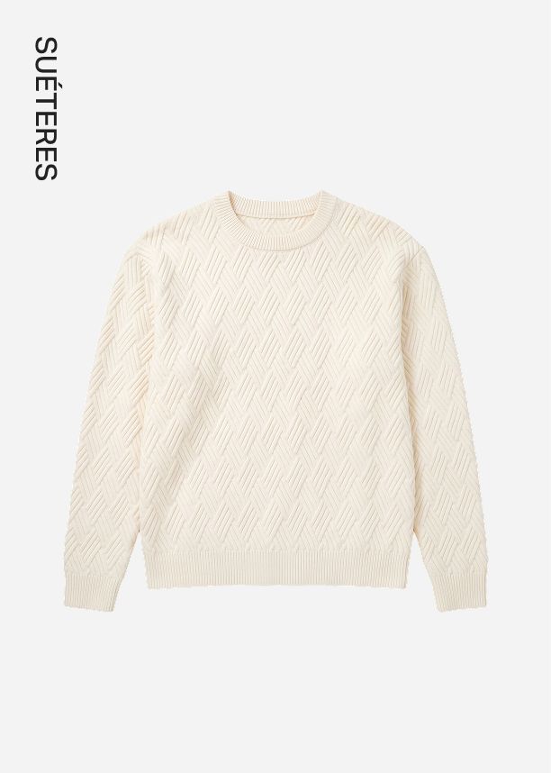 Suéter de punto texturizado color crema con diseño geométrico, presentado sobre fondo claro para la colección de ropa de invierno.