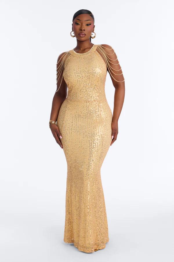 Vestido largo de lentejuelas doradas radiante con drapeado de cuentas en hombros sobre modelo. Elegante atuendo formal para eventos de noche.