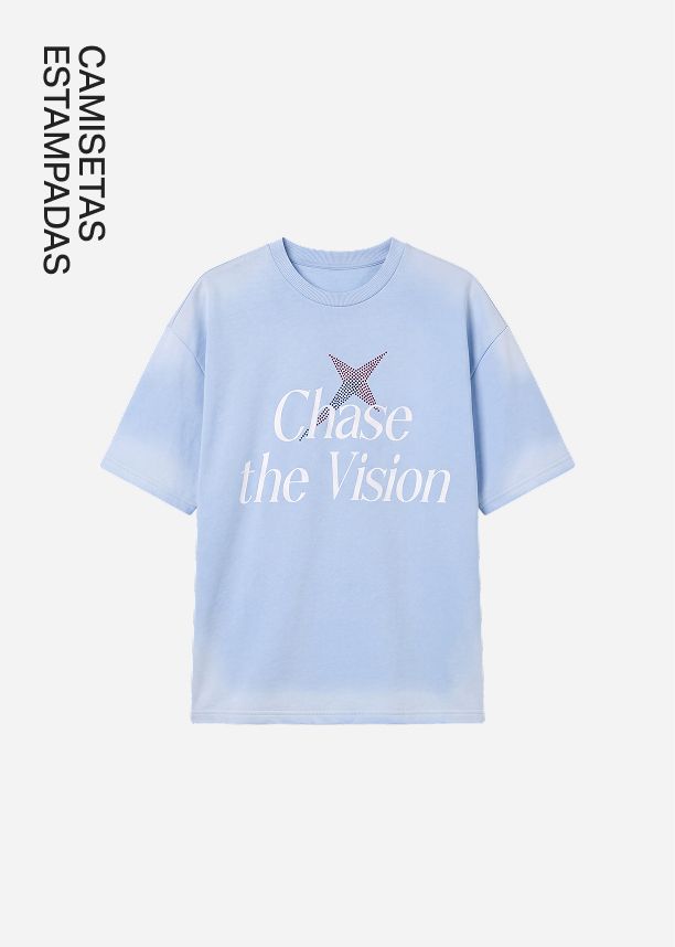 Camiseta gráfica oversize celeste con texto 'Chase the Vision', destacando nuestra nueva colección de camisetas estampadas de moda.
