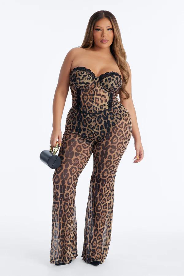 Mujer modelando bodysuit sin tirantes y pantalón acampanado leopardo marrón, encaje negro, bolso chic. Nueva colección tallas grandes.