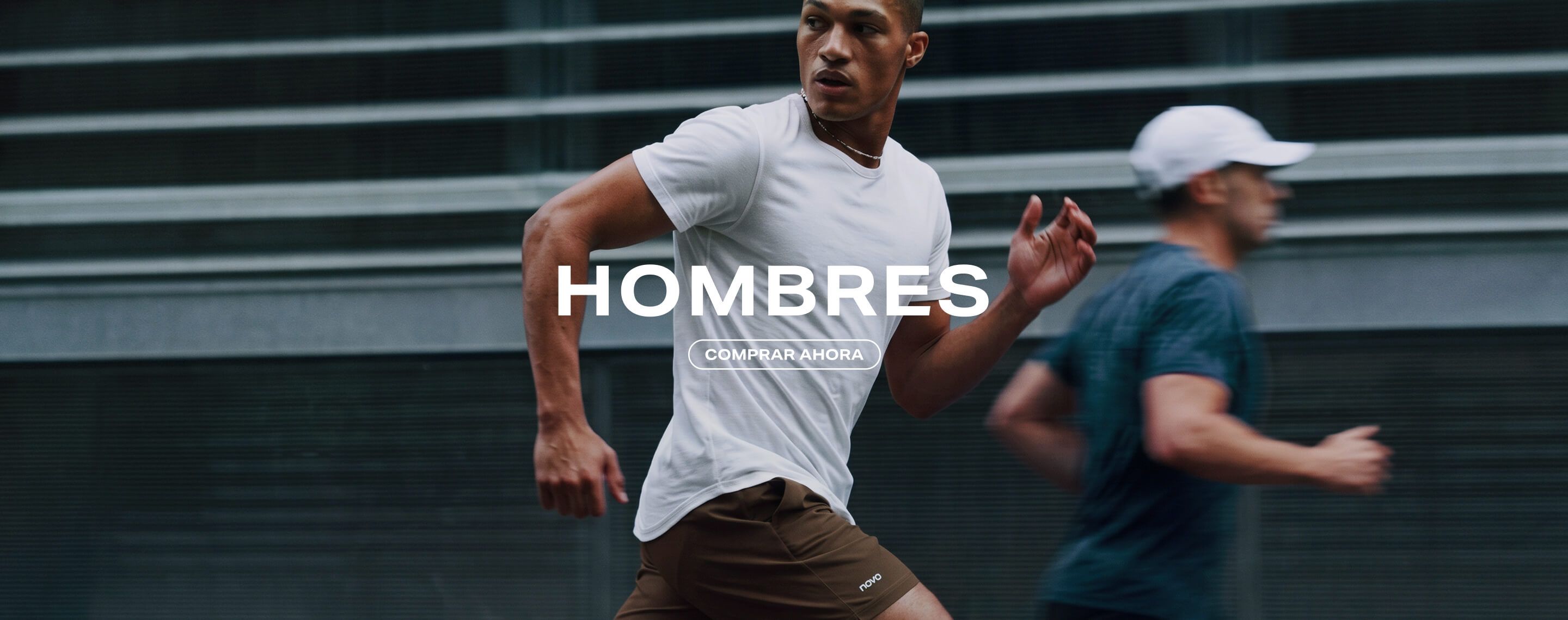 Hombre corriendo con camiseta blanca y shorts marrones. El texto dice 'MENS SHOP NOW' para comprar la colección de ropa deportiva para hombre.