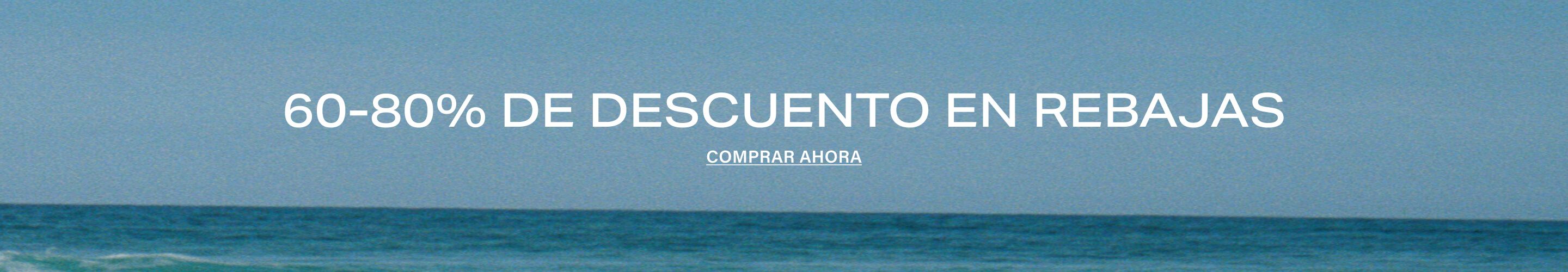 Texto blanco "60-80% DE DESCUENTO EN REBAJAS" sobre cielo y olas azules. Invita a "COMPRAR AHORA" para grandes ofertas.