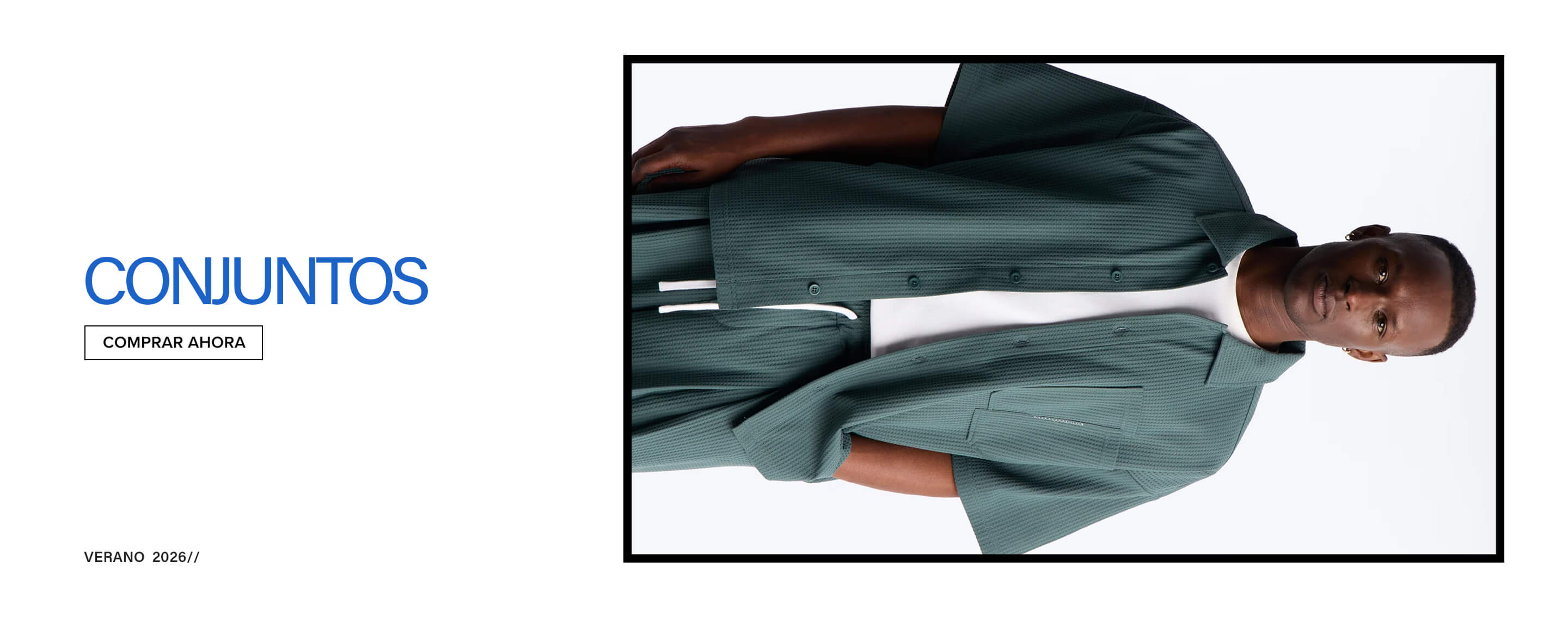 Hombre en camisa de manga corta verde oscuro texturizada sobre camiseta blanca y shorts a juego, promocionando conjuntos de verano. Compra ahora.