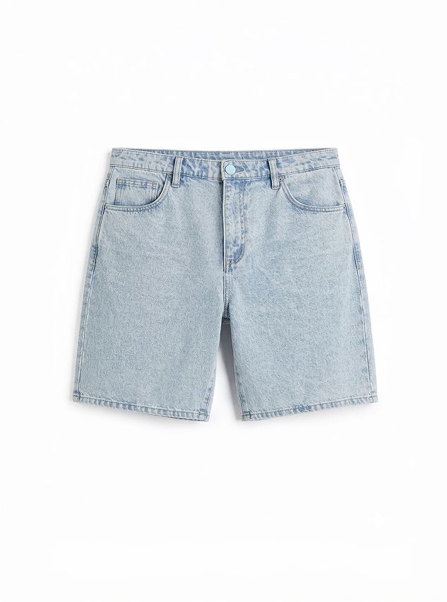 Pantalones cortos vaqueros bermudas de lavado claro con cintura alta y botón azul claro, ideales para moda casual de verano.