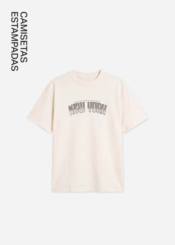 Camiseta estampada color crema con gráfico de 'New York' en el pecho, ideal para promocionar la nueva categoría de moda urbana.