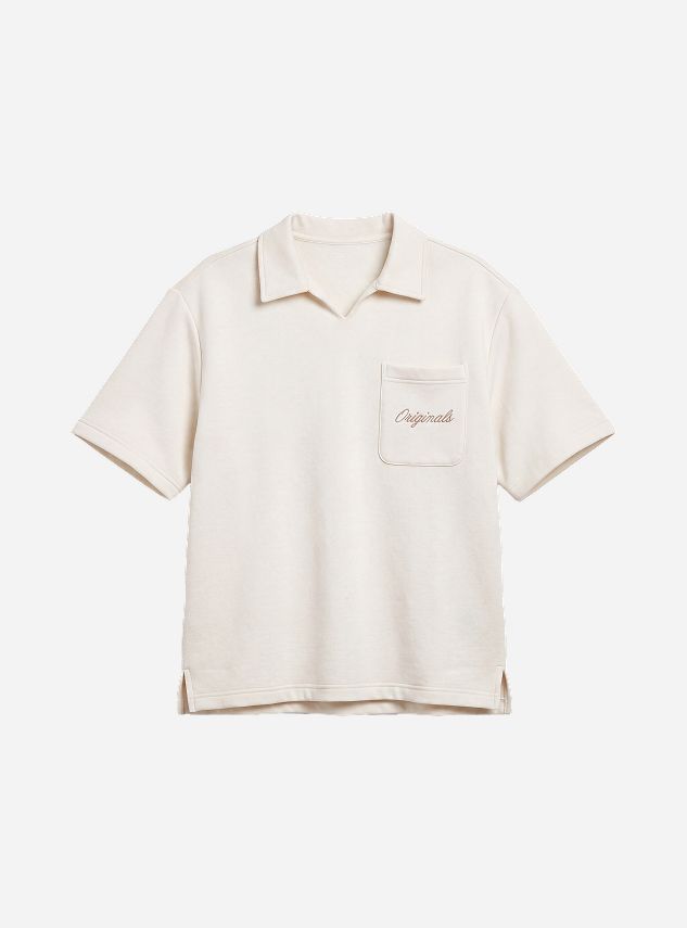 Polo blanco roto de manga corta con cuello extendido, bolsillo en el pecho y 'Originals' bordado en marrón. Novedad de moda casual.
