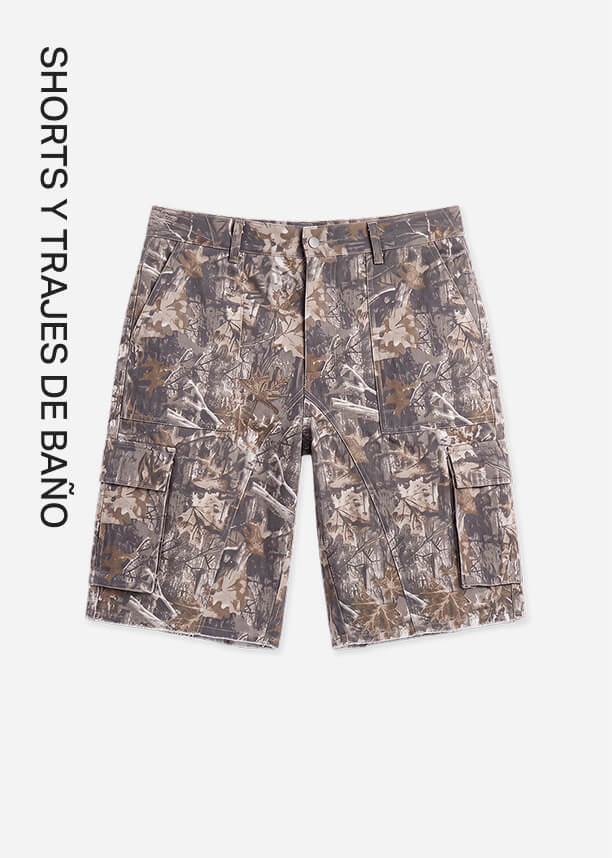 Pantalones cortos cargo de camuflaje en marrón, verde y gris, con bolsillos frontales, promocionando la nueva colección Shorts & Swim.
