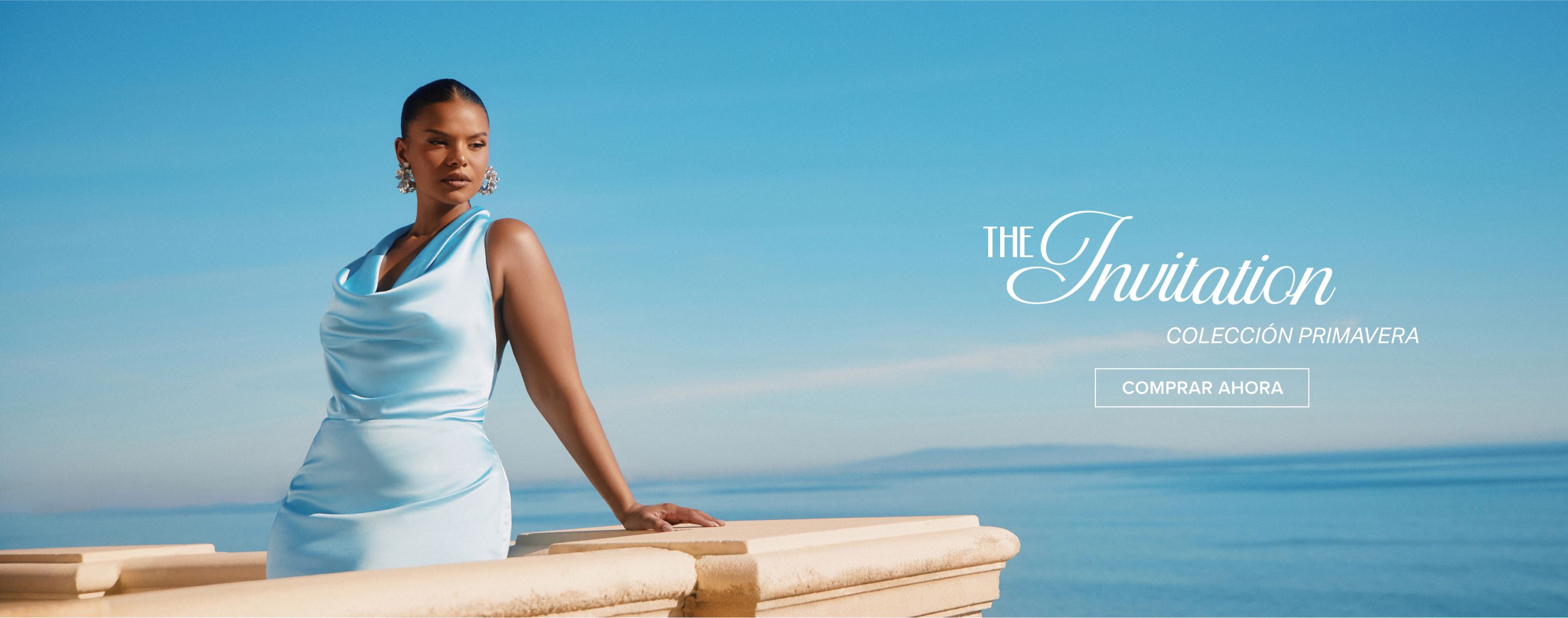 Mujer elegante con vestido satinado azul claro de cuello drapeado y pendientes florales, presentando la nueva colección de fiesta. Compra ahora.