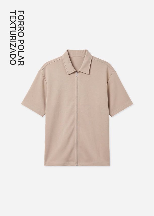 Polo beige de felpa estructurada de manga corta con cremallera.