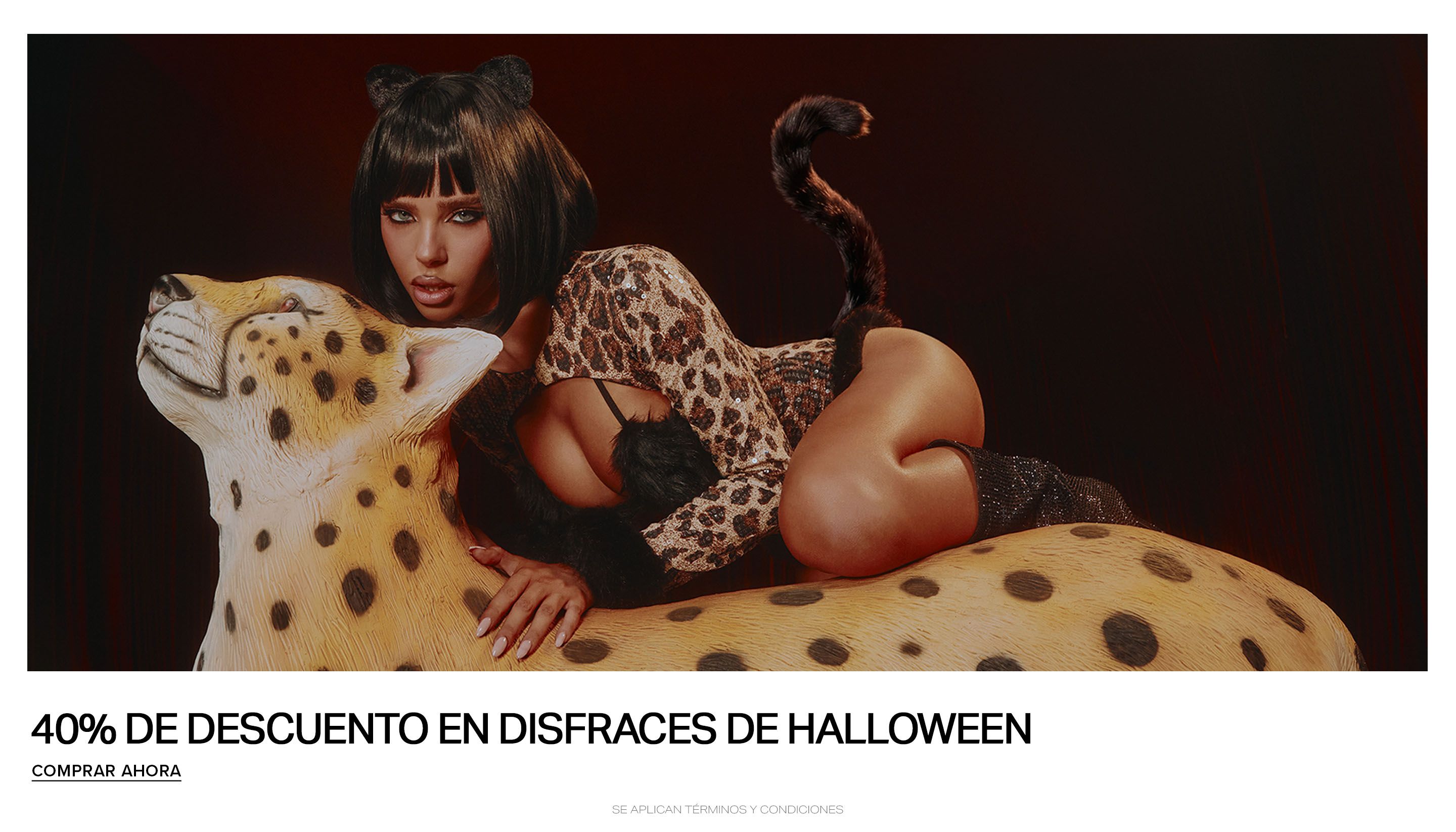 Mujer vistiendo un disfraz de gato de leopardo con orejas sobre una estatua de guepardo amarillo, promoviendo una oferta de Halloween del 40%.