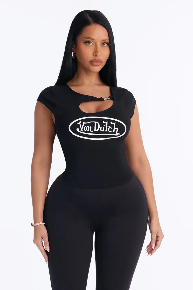 Mujer con camiseta negra Von Dutch con abertura y logotipo.