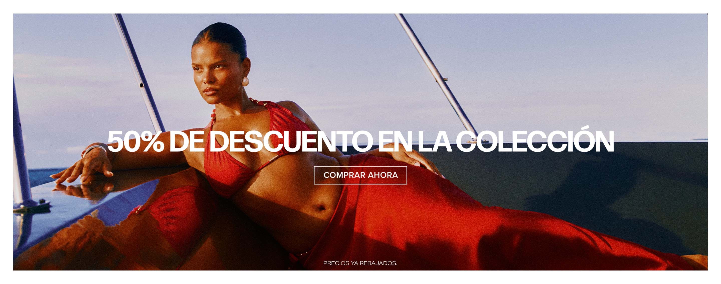 Mujer segura con bikini y pareo rojos en barco, promocionando una rebaja del 50% en colección de baño de verano. ¡Compra ahora!