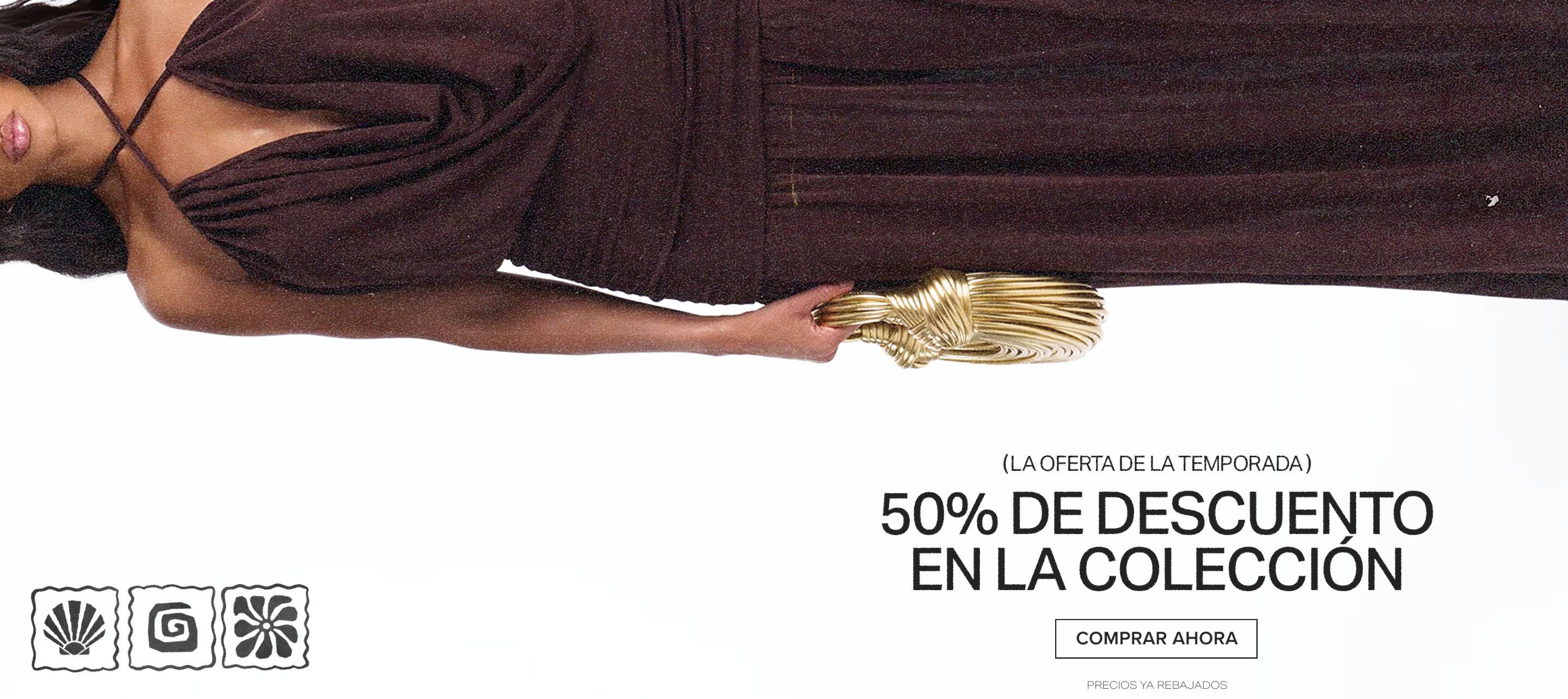 Modelo con vestido halter marrón oscuro brillante y bolso dorado trenzado, promocionando una rebaja del 50% en la colección de moda. ¡Compra ahora!