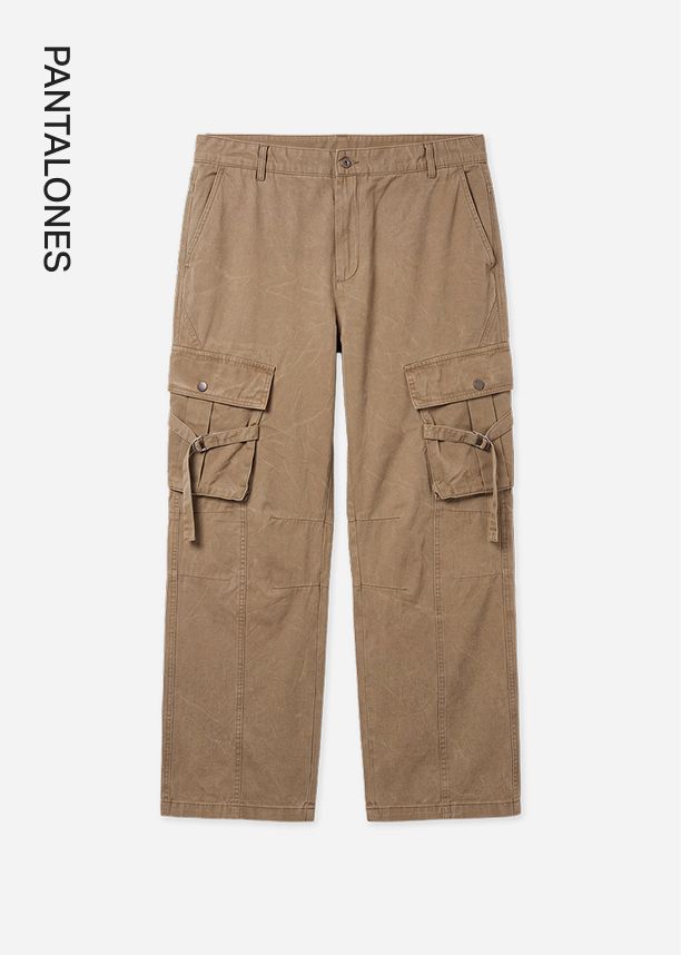 Pantalones cargo marrones con bolsillos utilitarios grandes y correas sobre fondo blanco para la categoría de ropa casual de hombre.