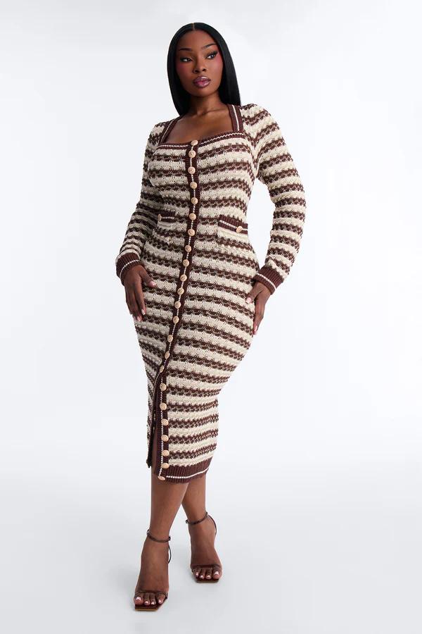 Modelo presenta vestido midi de punto a rayas marrón y crema. Cuello cuadrado, manga larga, botones al frente. Ideal para nueva colección.