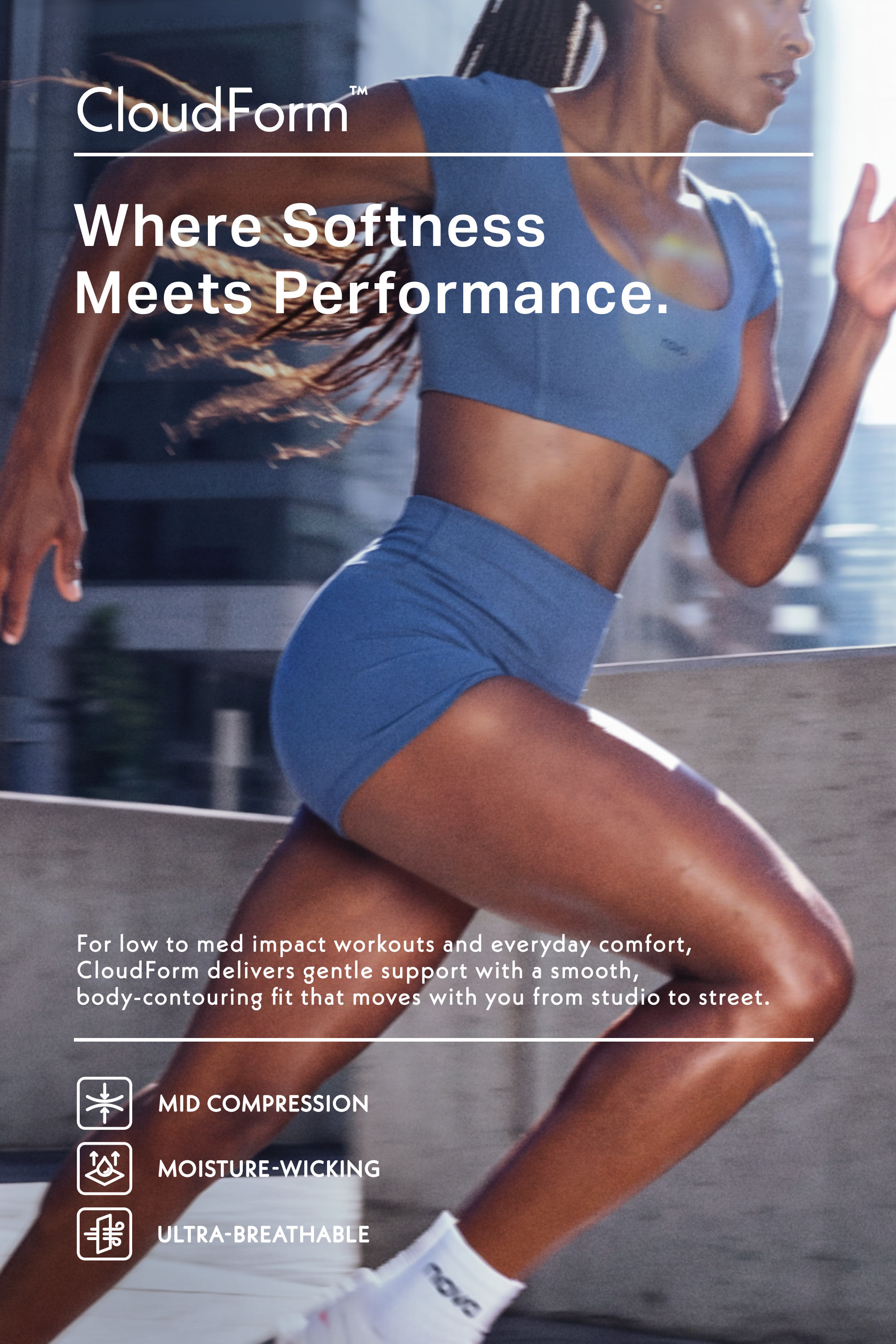 Deportista corriendo con conjunto azul de top y shorts CloudForm, promocionando ropa deportiva cómoda, transpirable y de alto rendimiento.
