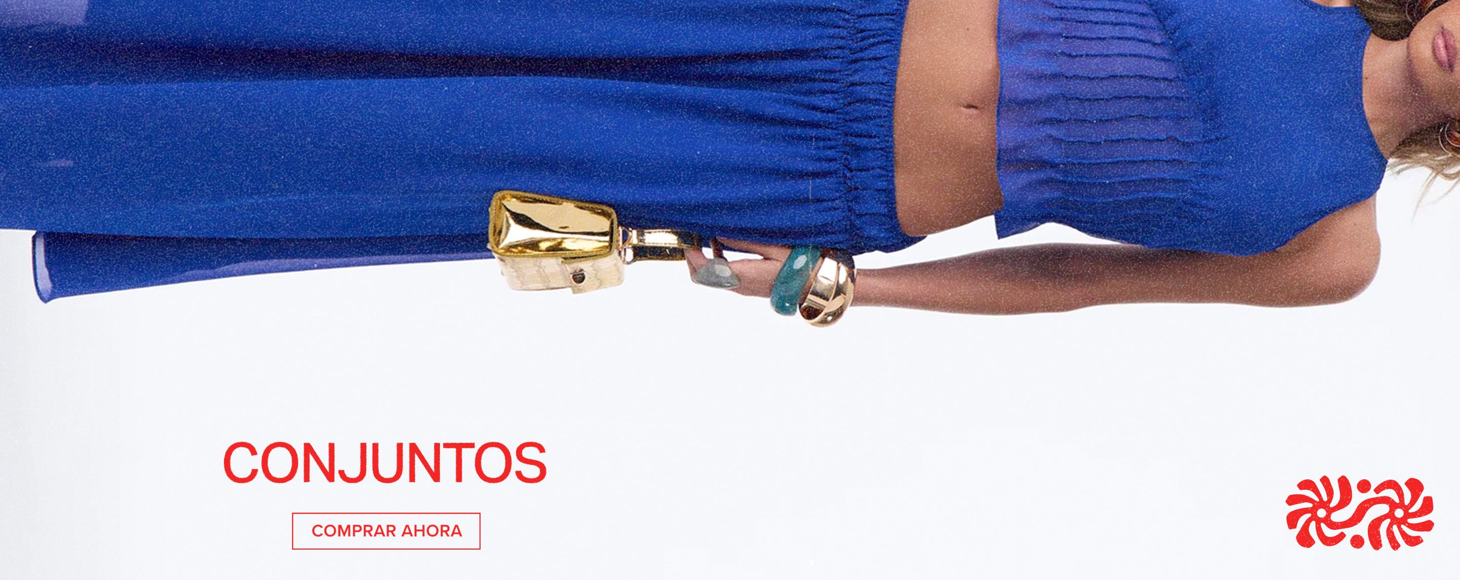 Mujer con conjunto a juego azul rey de top plisado y pantalones anchos, llevando un bolso dorado. ¡Compra moda femenina ahora!