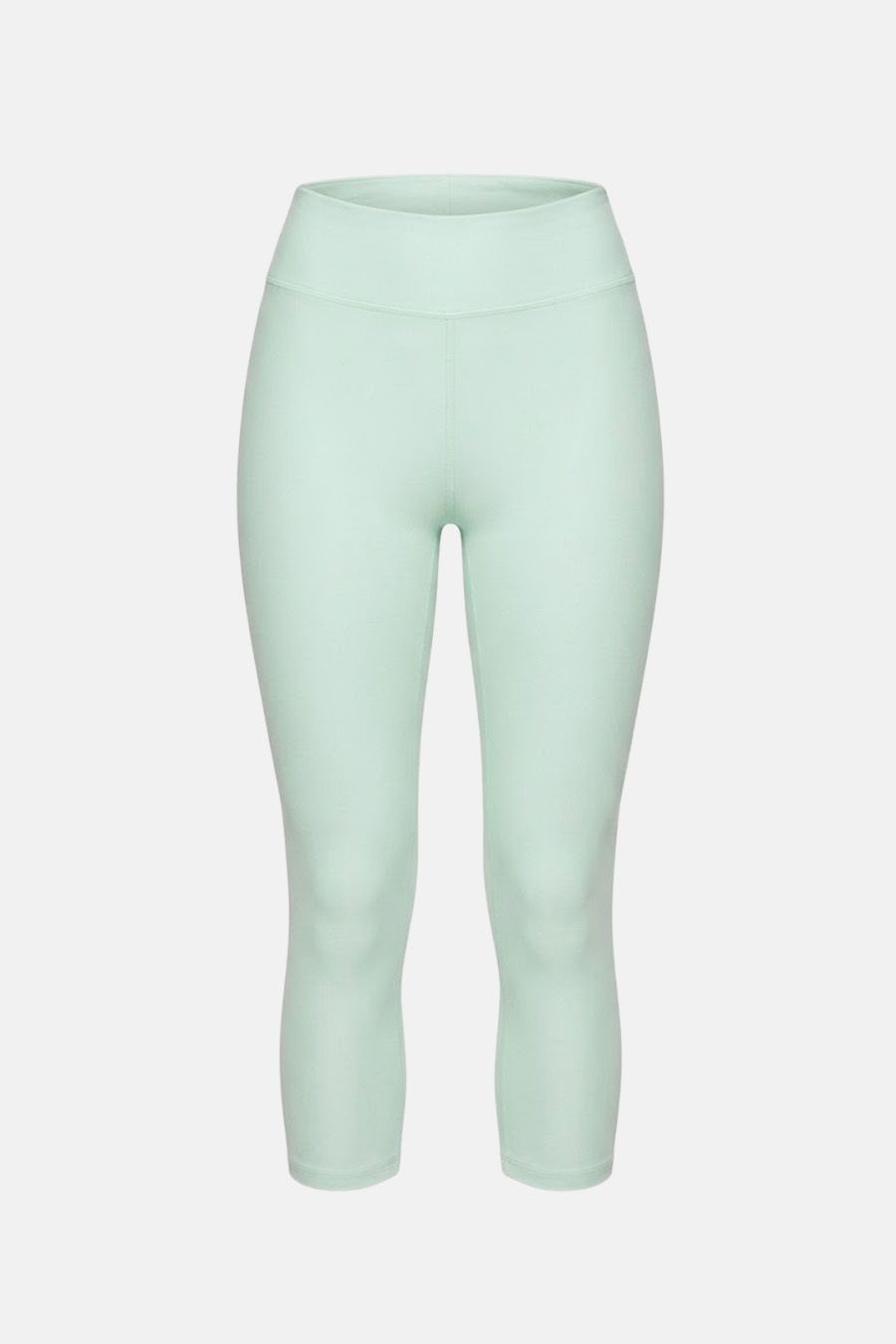 Mallas capri de cintura alta verde menta, aisladas sobre blanco. Ropa deportiva esencial para entrenamientos cómodos.