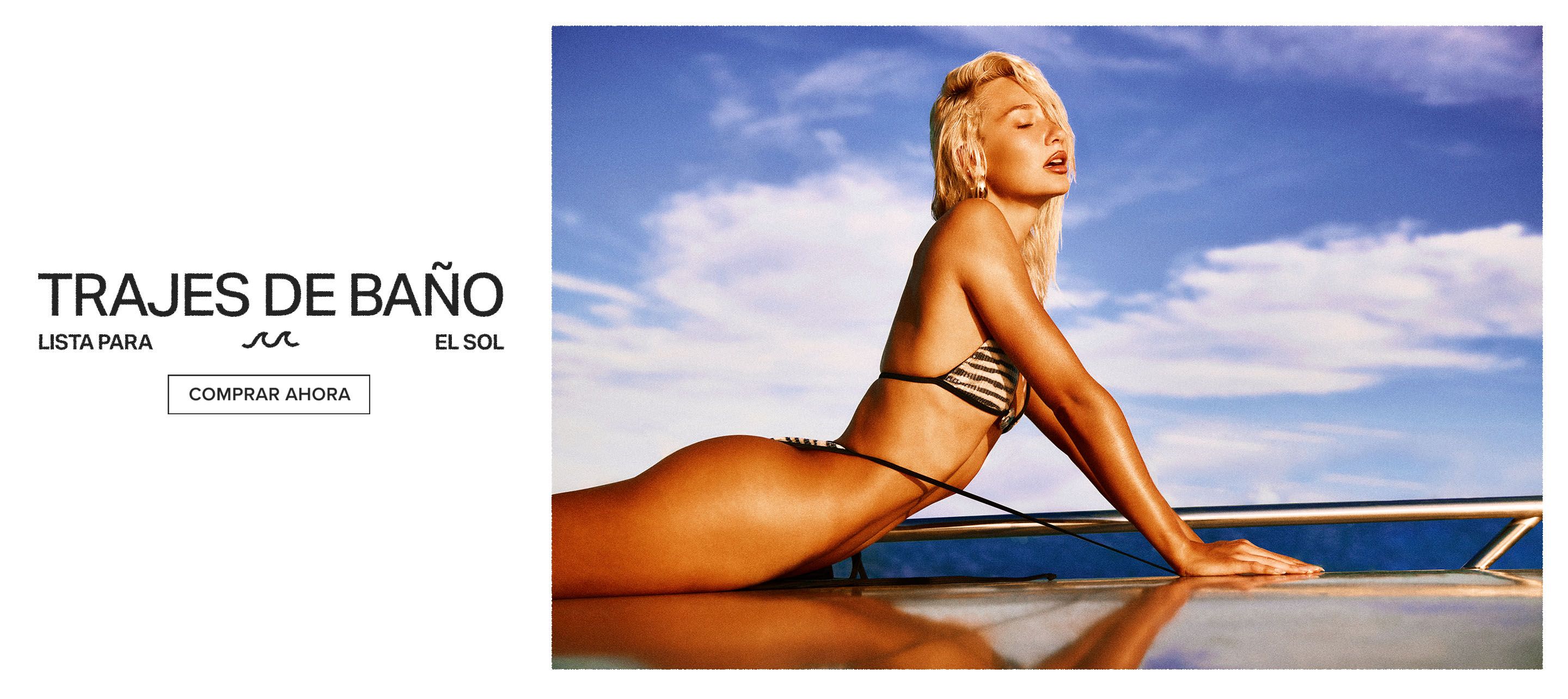 Mujer rubia en bikini a rayas con piel bronceada, reclinada bajo cielo azul. Compra nuestra colección de baño Barely There.