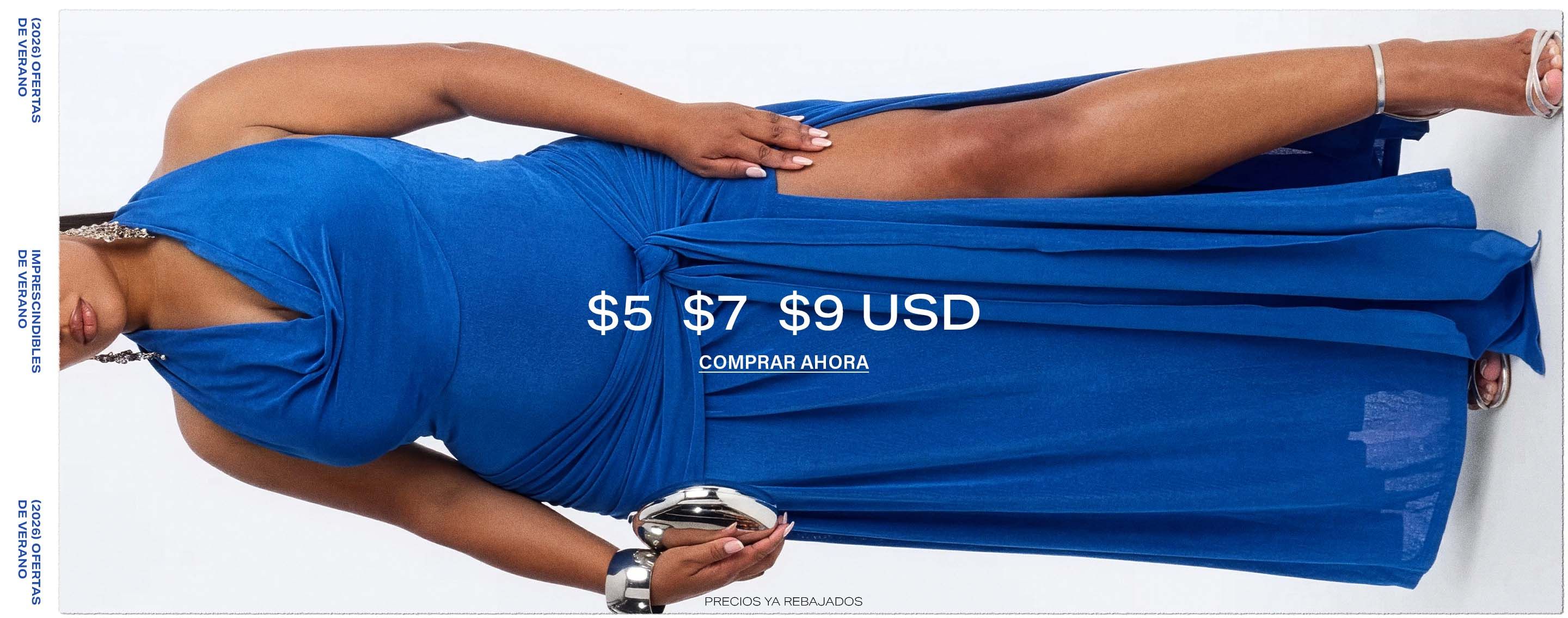 Mujer en vibrante vestido maxi azul drapeado halter con abertura, clutch plateado. Compra esenciales de verano por solo $5, $7, $9 ahora.