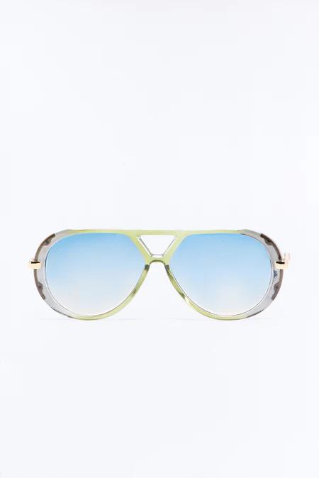 Gafas de sol estilo aviador con montura verde lima translúcida, lentes azules degradados y detalles dorados, sobre fondo blanco.