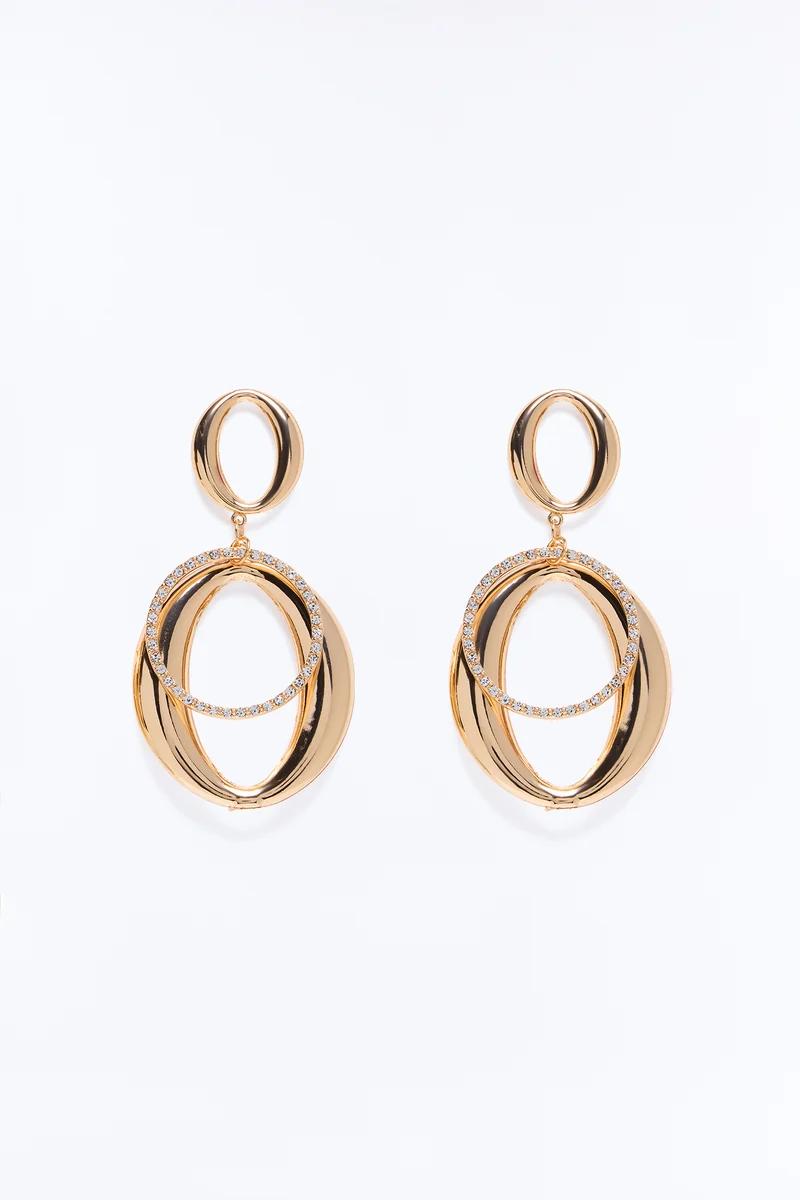 Elegantes pendientes colgantes de oro con aros ovalados entrelazados y detalles de pedrería brillante.