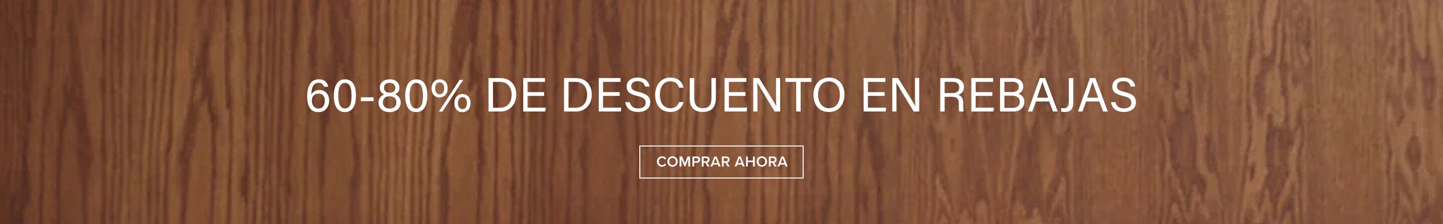 Texto blanco "60-80% DE DESCUENTO EN REBAJAS" y botón "COMPRAR AHORA" sobre fondo de madera marrón oscuro. Promueve grandes ofertas.