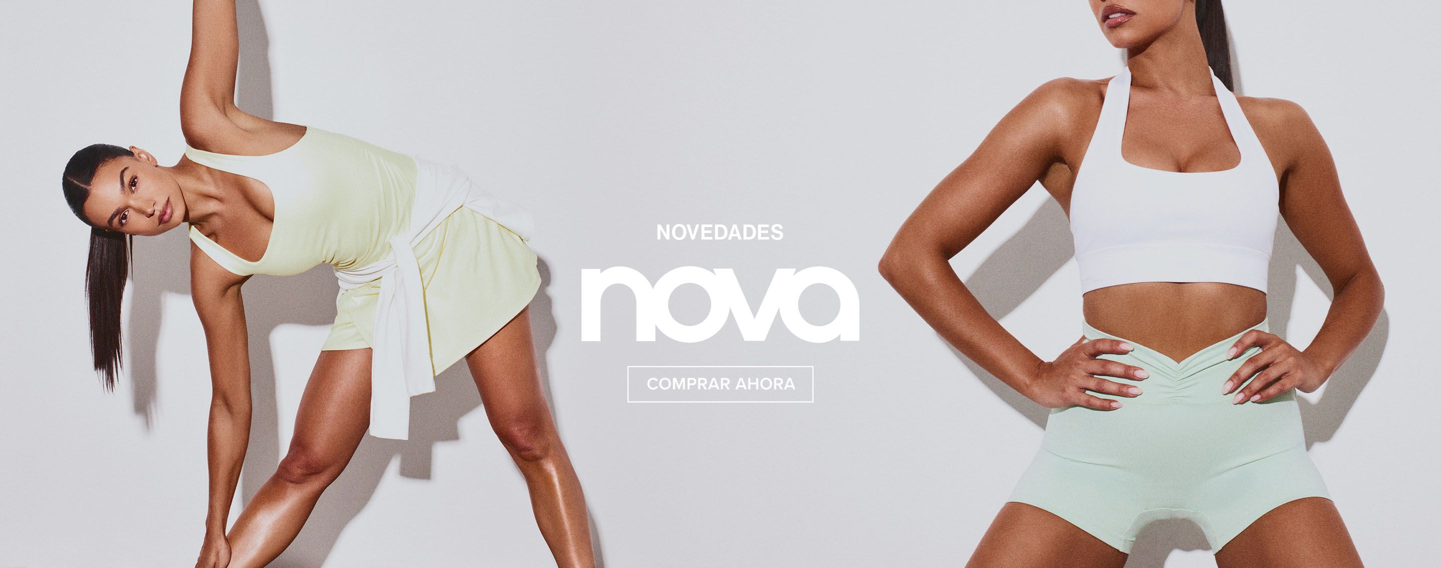 Mujer modela nueva colección activewear Nova: sujetador deportivo blanco, shorts fruncidos verde claro. Manos en caderas. ¡Compra ahora!
