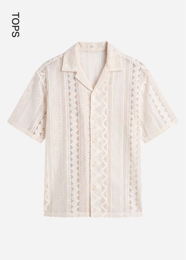 Camisa de encaje de manga corta para hombre en tono crema con patrones geométricos, destacada en la colección de tops de verano.