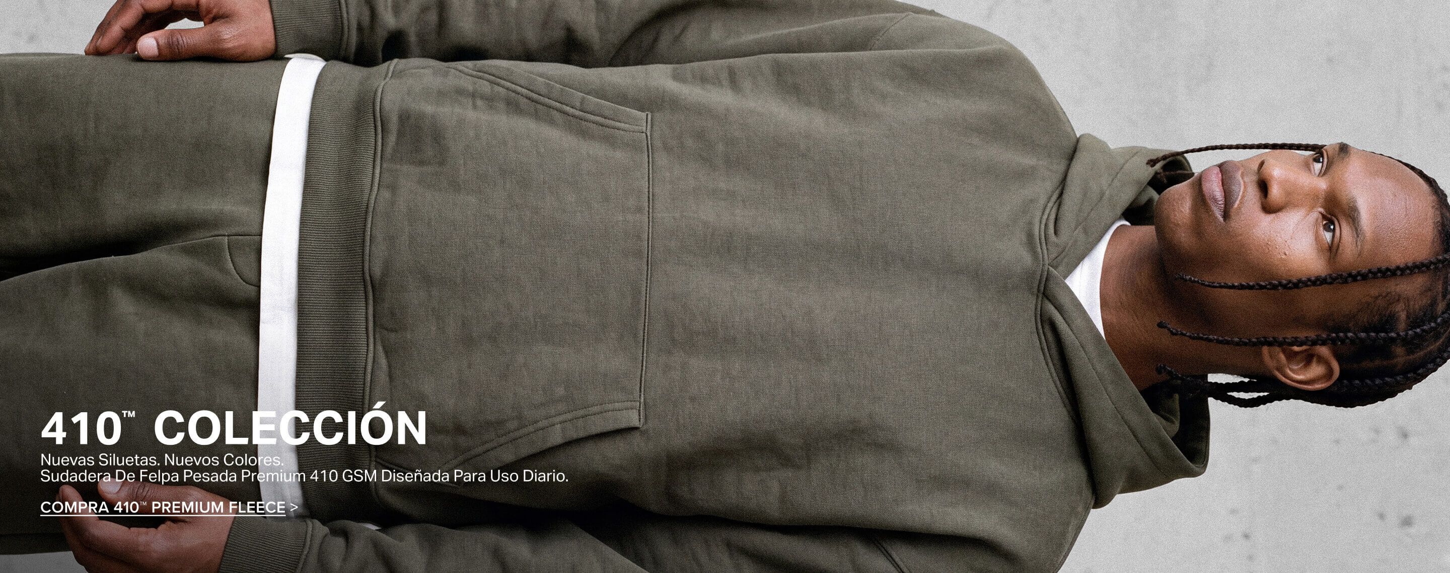 Hombre de perfil con sudadera pesada verde oliva de 410 Premium Fleece, promocionando la nueva colección de moda urbana premium.