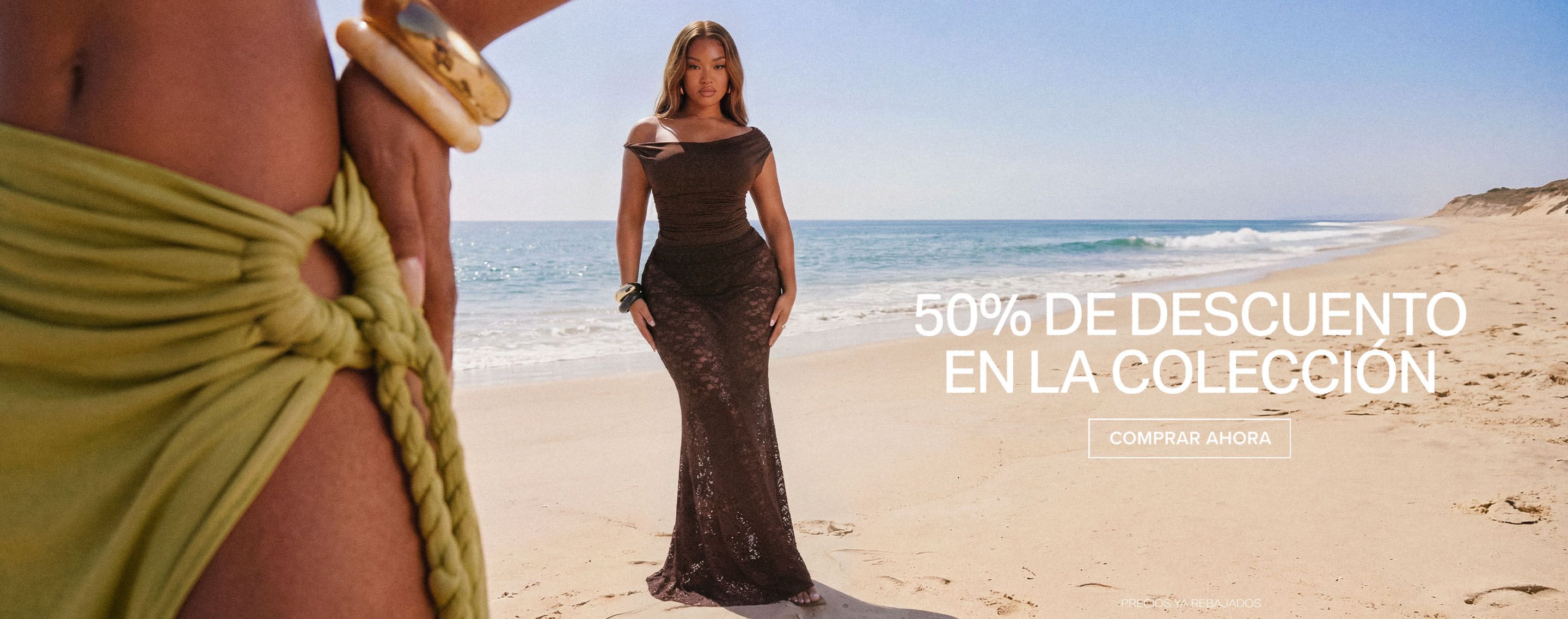 Mujer con vestido maxi de encaje marrón en una playa soleada, promocionando 50% de descuento en colección de verano. Compra ropa de playa.