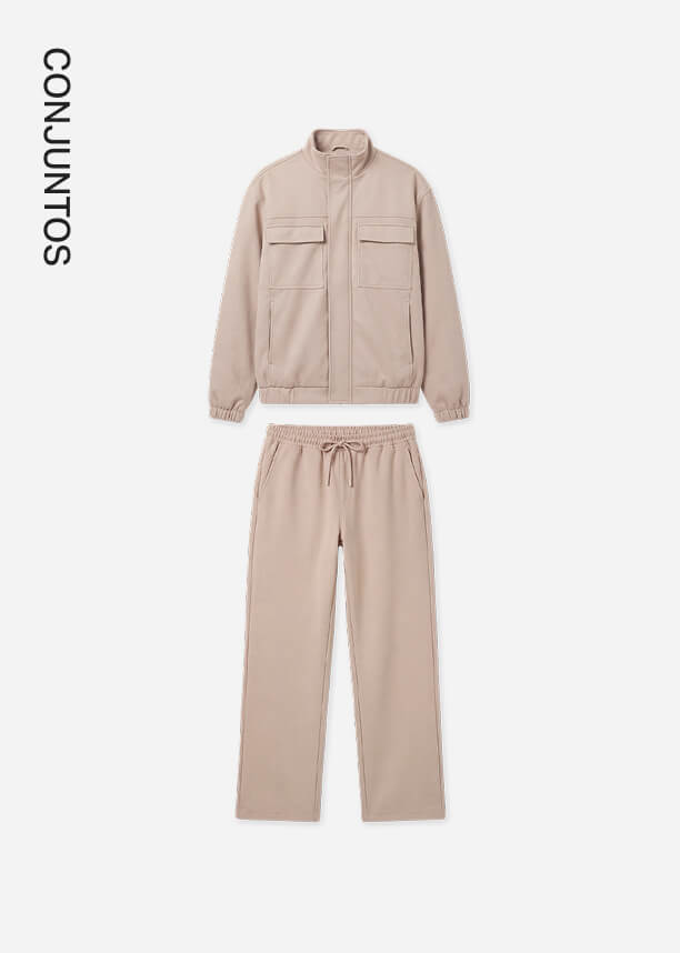 Conjunto beige de dos piezas con chaqueta con cremallera y bolsillos y pantalón ajustable.