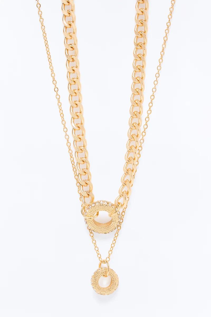 Collar dorado de doble capa con colgantes circulares de cristales.