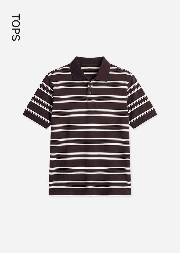 Polo de hombre marrón oscuro con finas rayas horizontales blancas, cuello y dos botones, presentado plano. Prenda casual versátil.