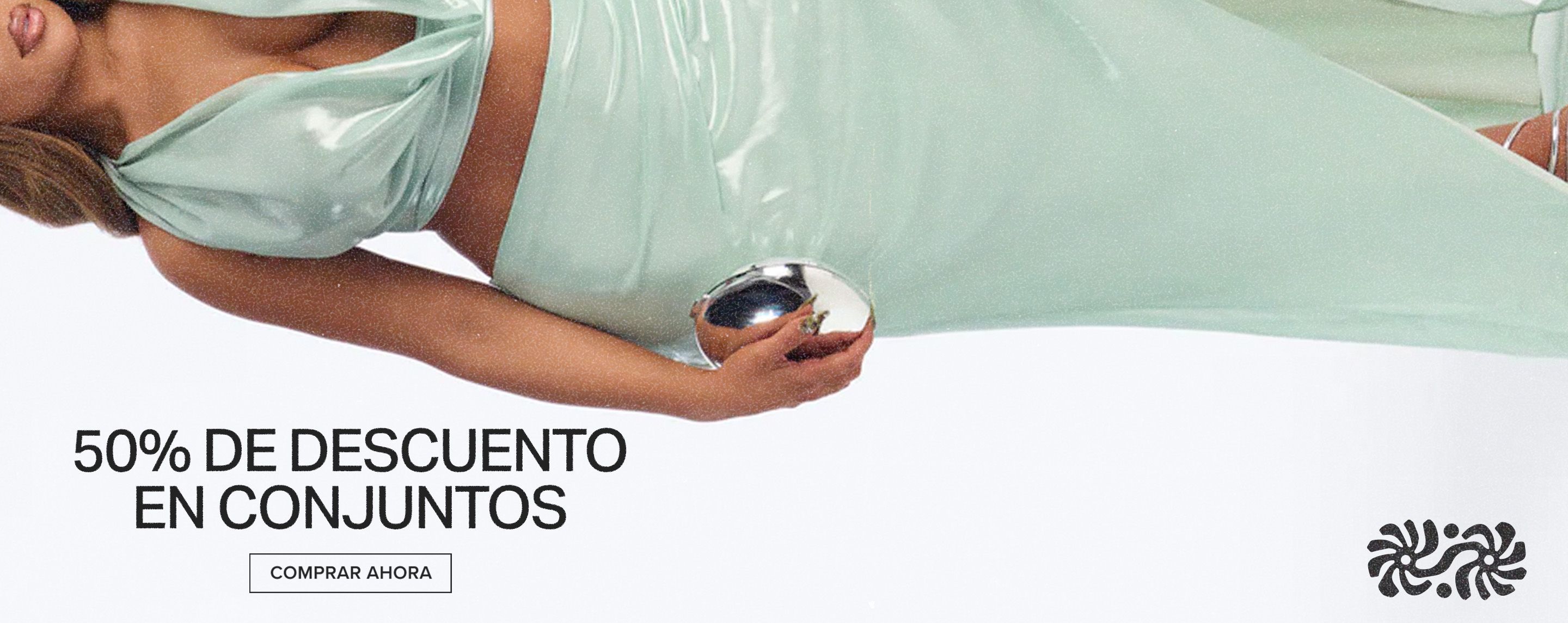 Modelo con brillante top halter y falda verde menta, bolso plateado, promocionando 50% de descuento en conjuntos de moda para mujer.