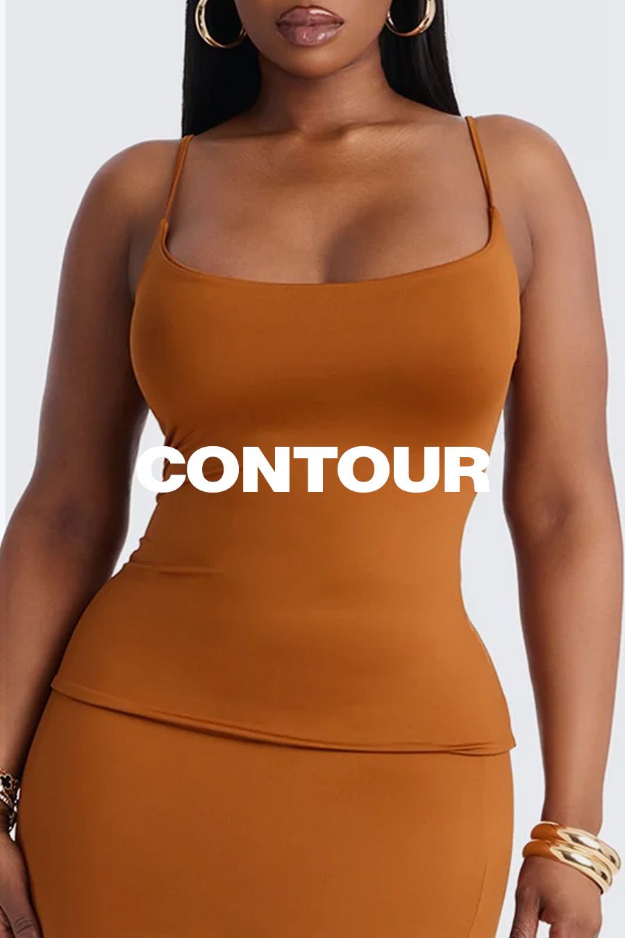 Mujer con top ceñido color óxido de tirantes y falda a juego, joyas doradas. Texto 'CONTOUR' promociona la colección moldeadora.