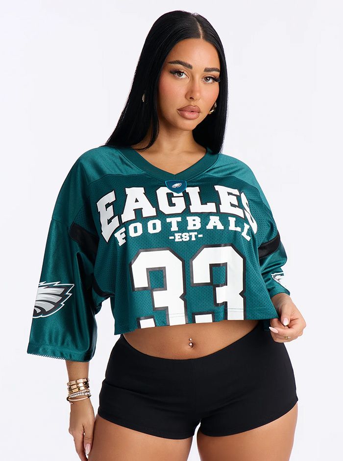 Mujer con jersey corto de fútbol americano de los Philadelphia Eagles verde con el número 33.