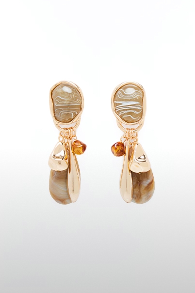 Aretes colgantes dorados: piedras veteadas marrones, elementos de oro pulido y cuentas ámbar. Joyería de moda para nueva colección.
