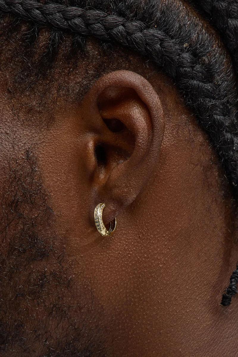 Primer plano de oreja luciendo un deslumbrante arete de aro de oro con dos hileras de diamantes, ideal para colección de joyas moderna.