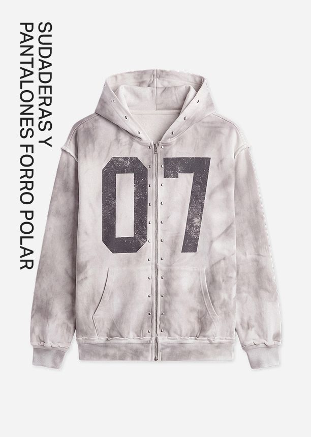 Sudadera gris con capucha de estilo tie-dye y gráfico 07 con tachuelas, que promociona la moderna colección de sudaderas urbanas.