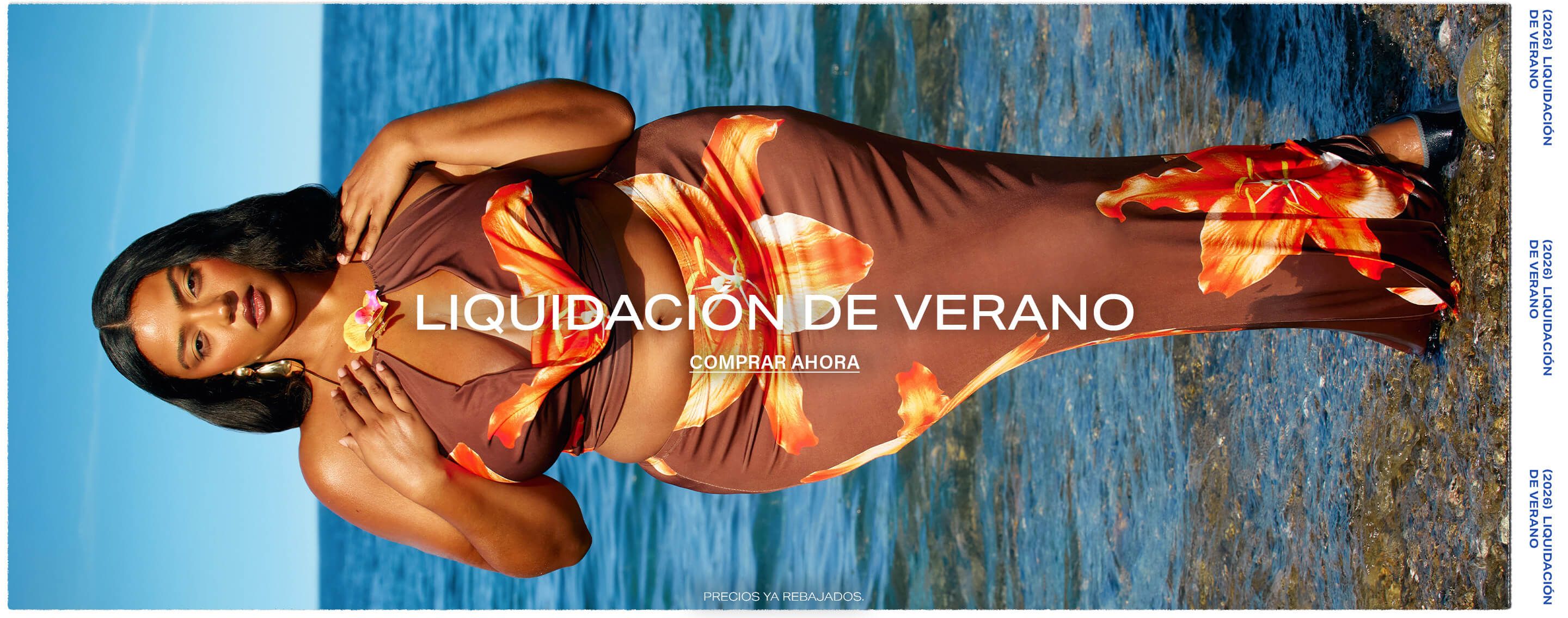 Mujer segura con impactante vestido maxi floral marrón y naranja en agua azul del océano, destacando nuestra Liquidación de Verano.