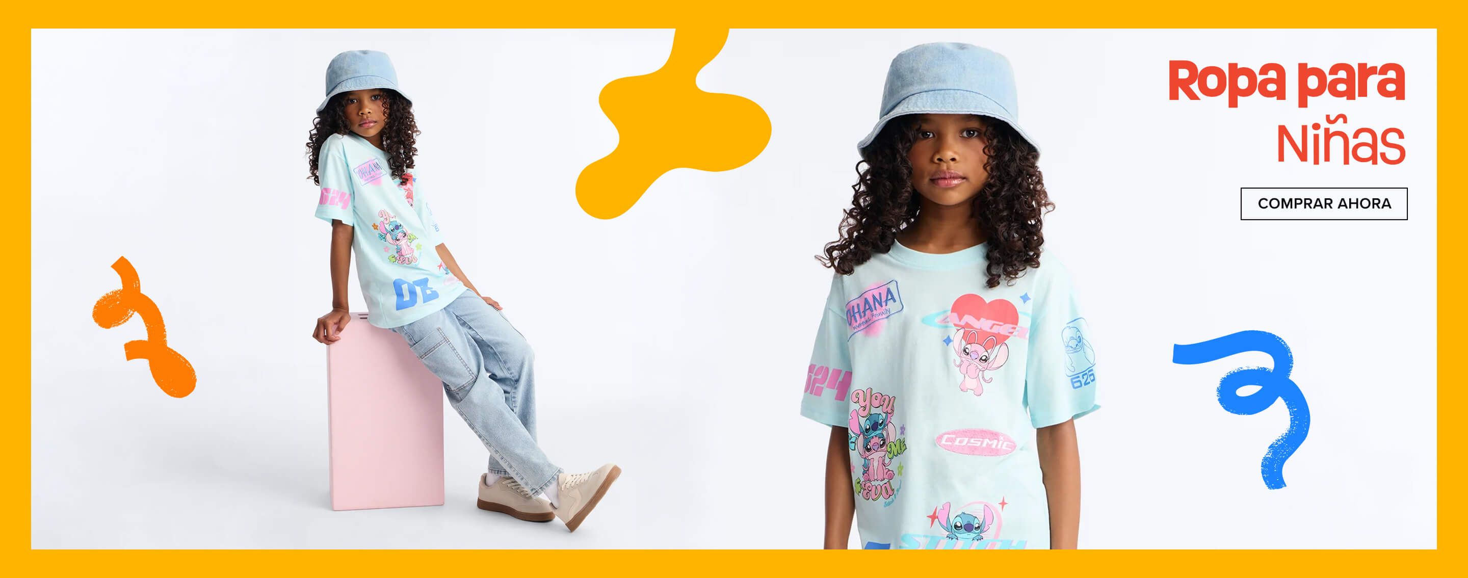 Niña con camiseta azul claro de Stitch, pantalones cargo de mezclilla y sombrero de pescador, apoyada en bloque rosa. Promociona ropa de niña.