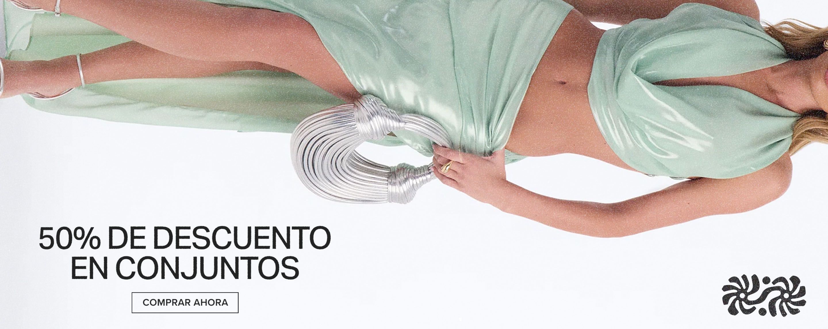 Modelo exhibe un conjunto a juego fluido verde menta y bolso plateado único. ¡Compra conjuntos a juego con 50% de descuento!